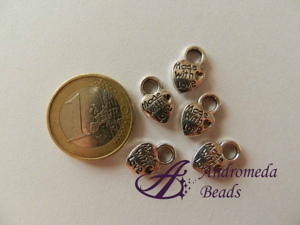 1 ciondolo / charm "Made With Love" in metallo